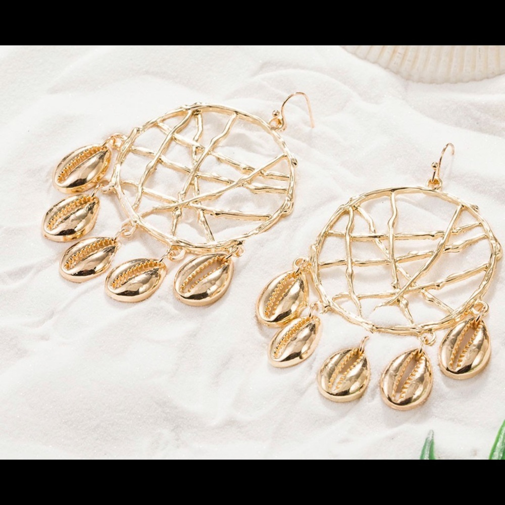 NWOT Cowrie Shell Gold Dream Catcher Earring Pucca